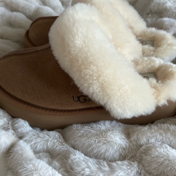 UGG platform Tan Slippers with Cream Fur - Picture 5 of 6
